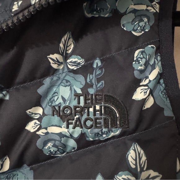 The North Face 550 Goose Down Women’s Puffer Vest Navy Floral Jacket Size XS - Picture 4 of 9